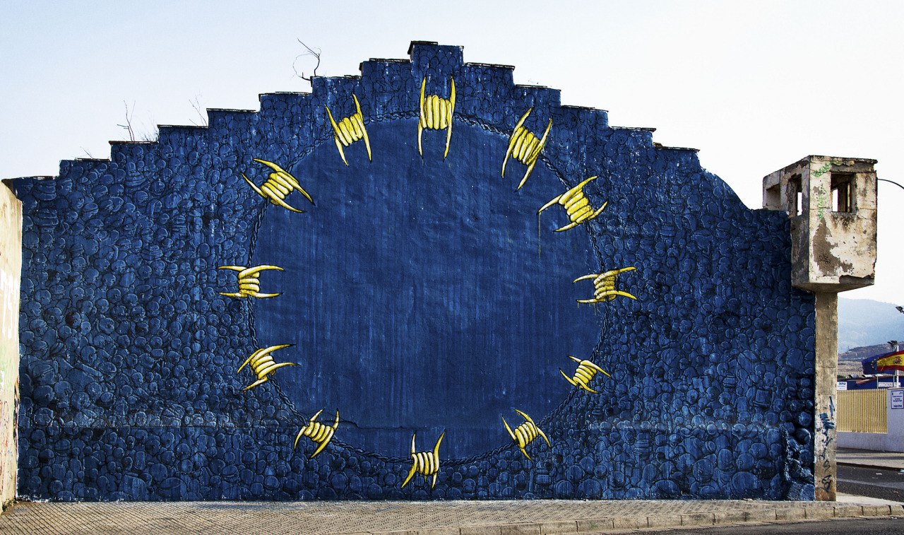 Wandbild Stacheldraht als Europaflagge in Melilla
